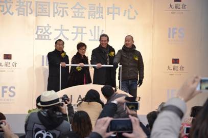 成都国际金融中心开业 90个国际品牌首次入驻成都