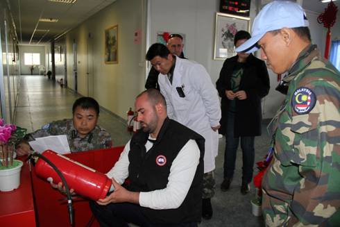 成都军区总医院赴黎维和医疗队通过首次装备核查