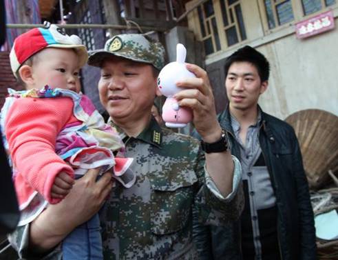 医疗队再次回访地震宝宝送上生日祝福 - 中国