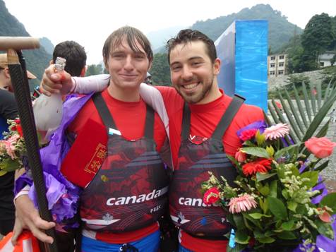 都江堰举办国际漂流比赛加拿大队获冠军