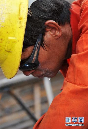 [人物写真]“烈日下，我们坚守岗位”