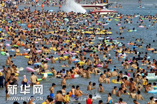 青岛：游客海滩“下饺子”