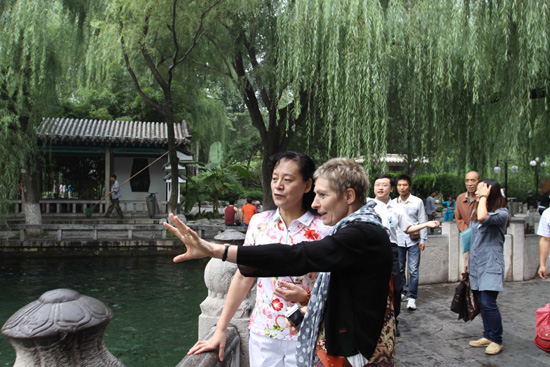 外国人在济南感受泉水魅力