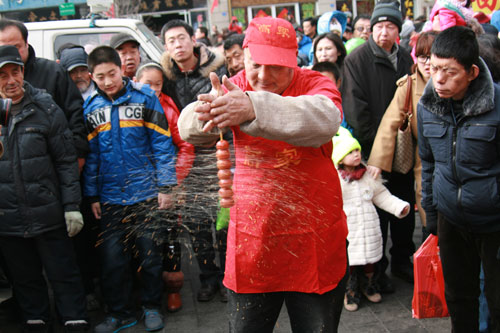 2013年青岛萝卜元宵糖球会盛大开幕-+中国在
