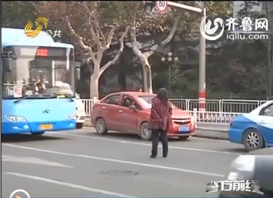 山东烟台：疑似精神病女子马路中央起舞 拦车大骂行人