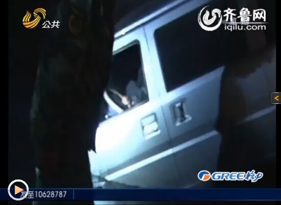 滕州一面包车深夜开进水沟 司机被发现时正在酣睡