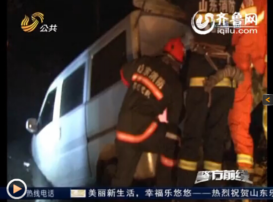 滕州一面包车深夜开进水沟 司机被发现时正在酣睡