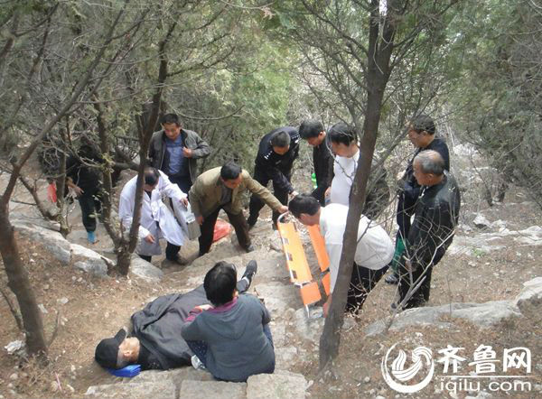 济南7旬老人爬山摔伤 民警双手托担架徒步1小时救人
