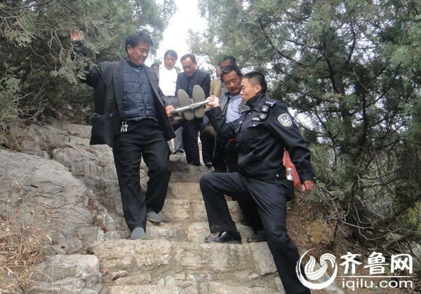 济南7旬老人爬山摔伤 民警双手托担架徒步1小时救人