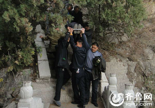 济南7旬老人爬山摔伤 民警双手托担架徒步1小时救人