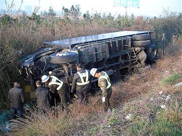 快递货车司机太累追尾翻沟 钢筋顶住后脑勺
