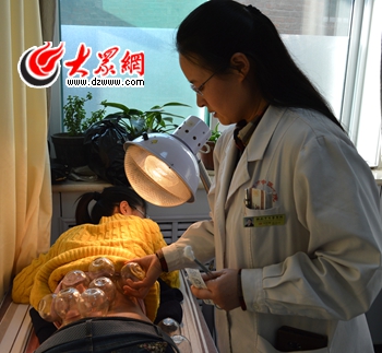 中风老汉“灸”一个月想扔拐 记者体验神奇针灸
