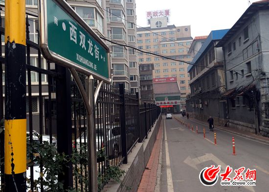 济南频现“最窄人行道” 多属老城区改造难度大