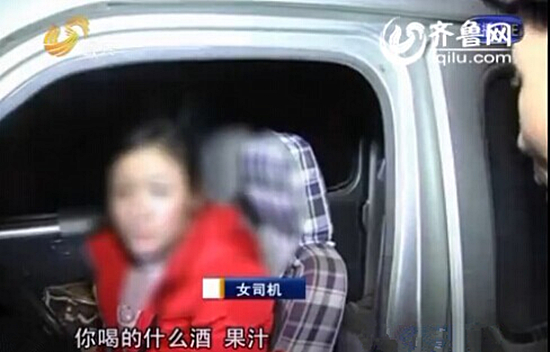 济南：小面包别警车 女司机坚称只喝过2瓶苹果醋