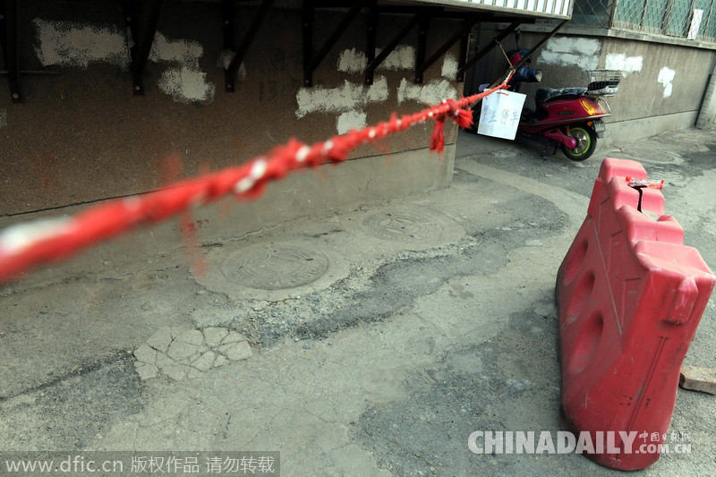 济南小区现史上最全占车位神器 马桶、花坛加