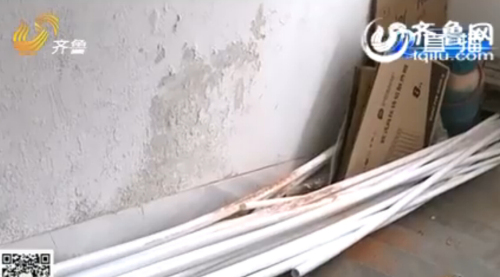 济南七里山小区暖气装一半停工 承包商不给工钱遭抗议