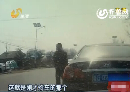 监控实拍：潍坊大胆飞车贼中午在街边砸车窗盗窃