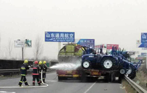 青银高速济南段化学品罐车泄漏 10辆消防车现场救援