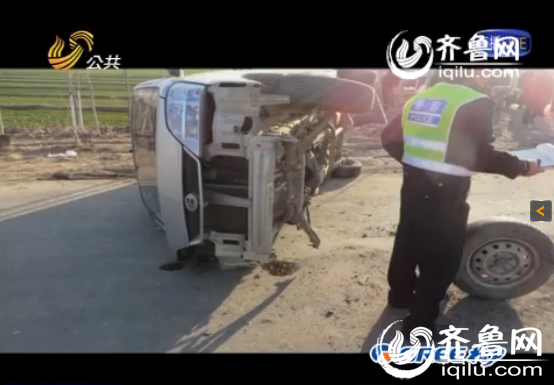 校车之殇：德州一小学校长无证驾驶山寨校车被撞侧翻