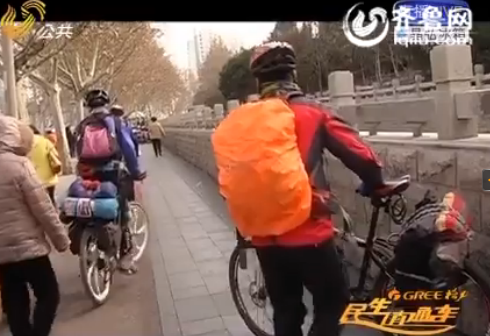 济南：骑行男穿戴名牌路边乞讨 见记者询问立马离开