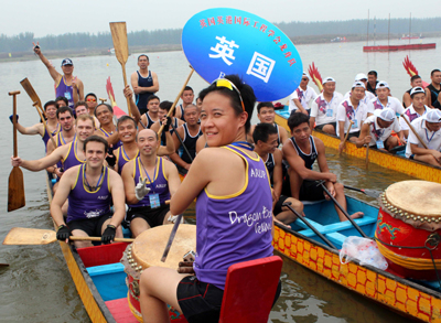 海内外龙舟高手竞逐东平湖(组图)