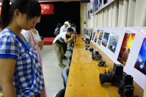 吴思强教授“追梦人生·情系瞬间 ”摄影三十年回顾展在山东师范大学举办