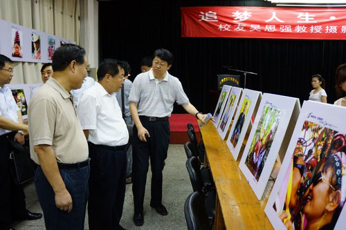 吴思强教授“追梦人生·情系瞬间 ”摄影三十年回顾展在山东师范大学举办