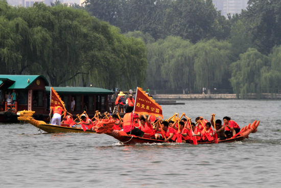 济南大明湖举行端午节龙舟大赛