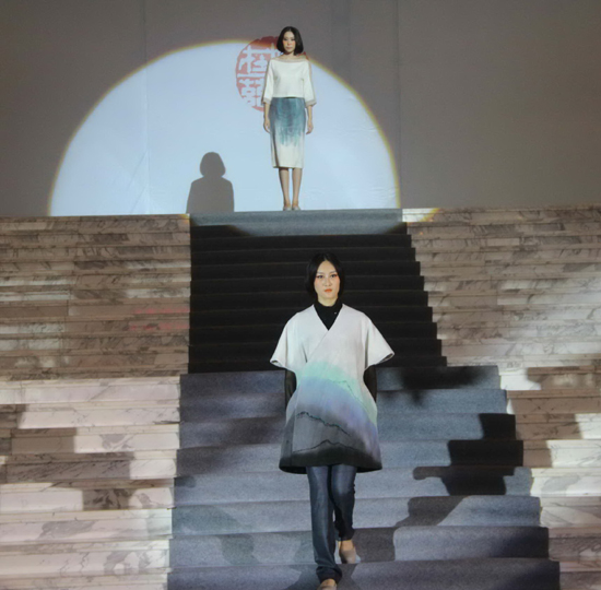 百件孔府衣冠首次展出 旧藏服饰面临“修复”难题