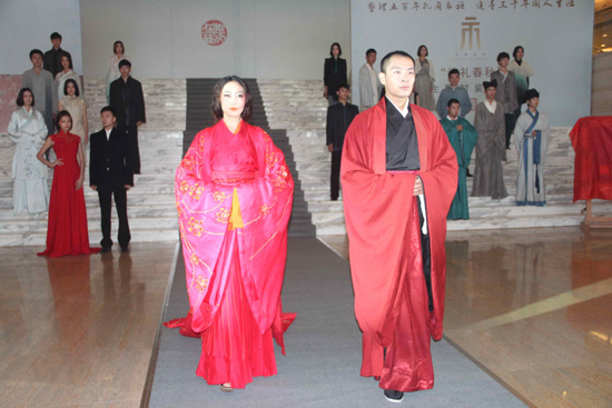 百件孔府衣冠首次展出 旧藏服饰面临“修复”难题