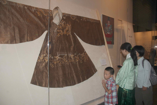 百件孔府衣冠首次展出 旧藏服饰面临“修复”难题