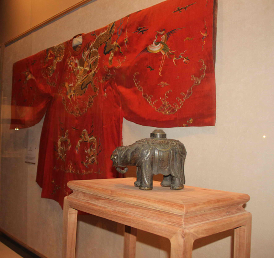 百件孔府衣冠首次展出 旧藏服饰面临“修复”难题