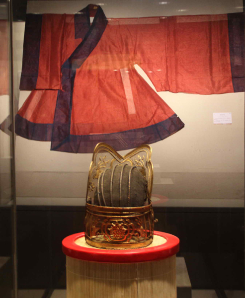 百件孔府衣冠首次展出 旧藏服饰面临“修复”难题