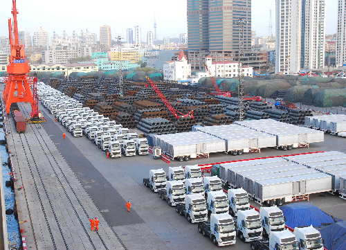 中国重汽今年已出口重卡1.4万台 连续8年位居国内行业首位