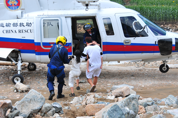 交通运输部两架专业救助直升机解救辽宁28名受洪水围困群众