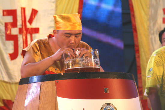 青岛国际啤酒节饮酒大赛落幕 李保成四度加冕“酒王”