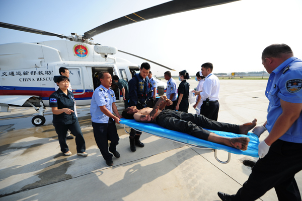 渤海湾一渔船失火 4名重伤渔民被救助直升机救起