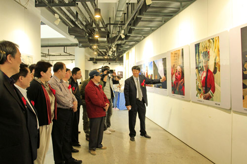 “ 看得见的瞬间---吴思强教授研究生摄影教学师生作品联展”在山东艺术学院举行