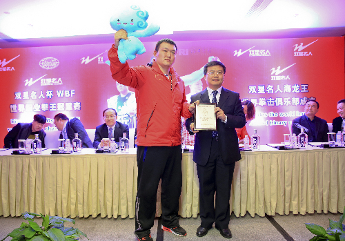 拳王霍利菲尔德驾临青岛 收中国拳手张君龙为弟子
