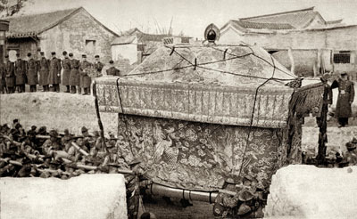 拳王霍利菲尔德驾临青岛 收中国拳手张君龙为