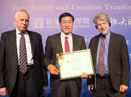 知行合一做久，守正出新做强——青岛啤酒获“中国管理学院奖”金奖，两位诺奖得主共同为青啤颁奖
