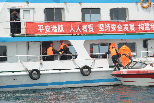 烟台开展大规模旅游客船搜救演练