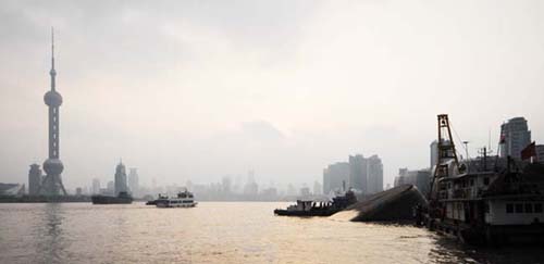 上海黄浦江水域两船碰撞 3名船员成功获救