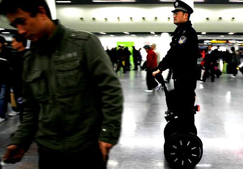 民警巡逻 环保低碳