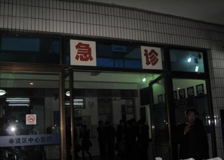 S4高速金山方向一大客车翻车 37人受伤