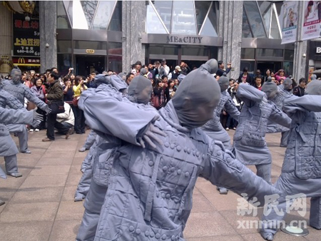 南京东路步行街现“活秦俑”百人方阵