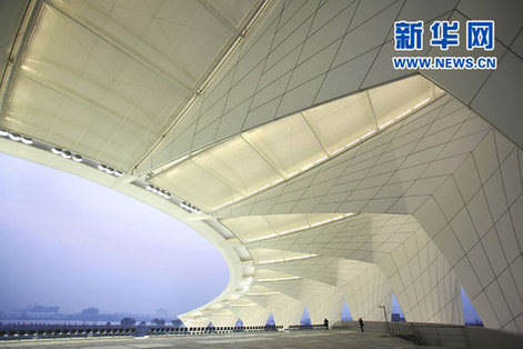 上海东方体育中心进行整体灯光调试