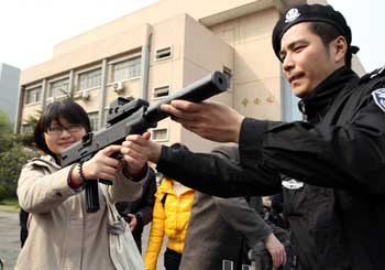“警营开放日”特警展技能