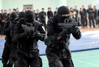 “警营开放日”特警展技能