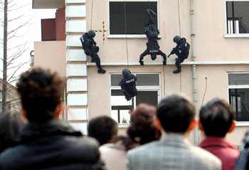 “警营开放日”特警展技能